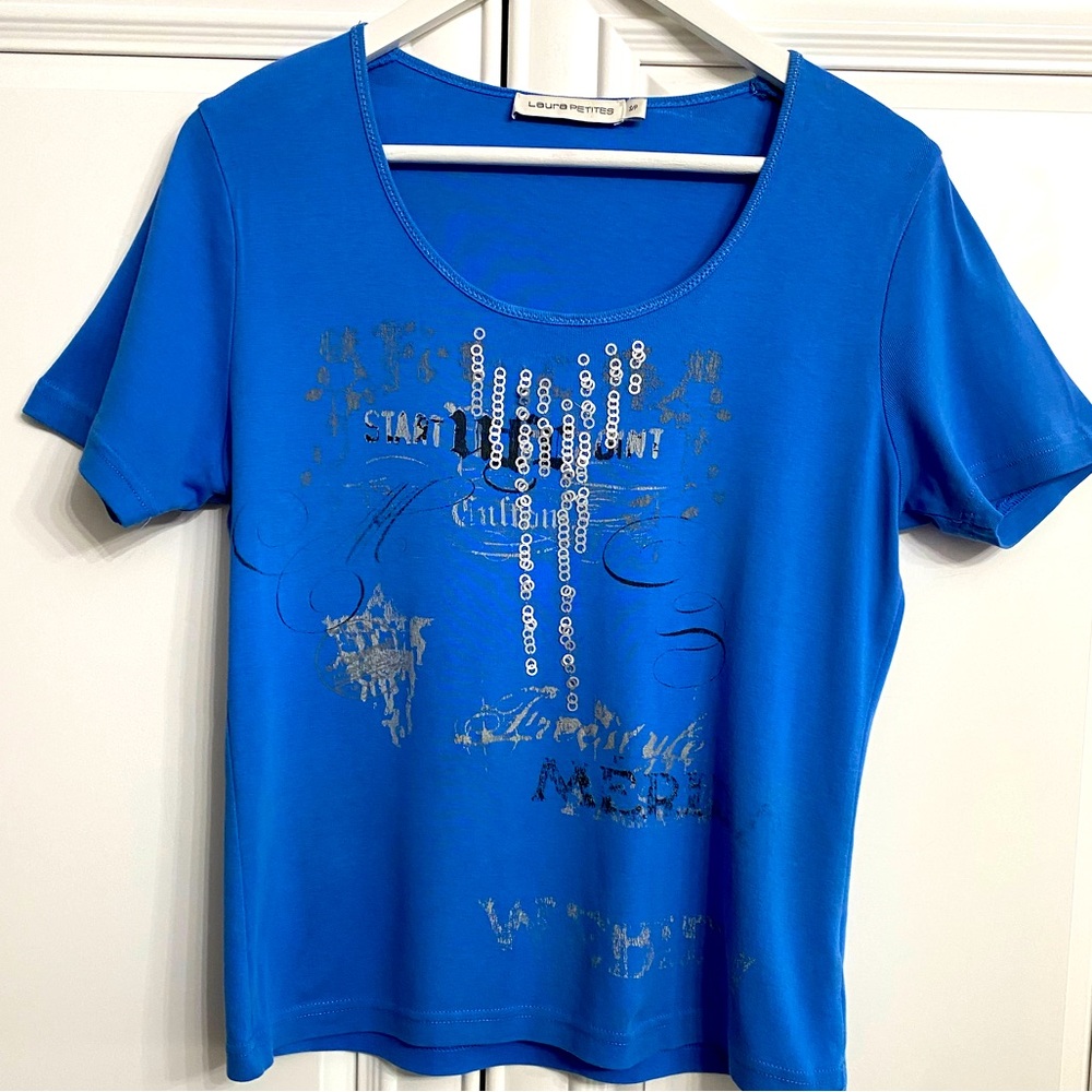 Laura Petites Women’s Sz Small Short Sleeve Scoop Neck Blue Top w/Silver Rings